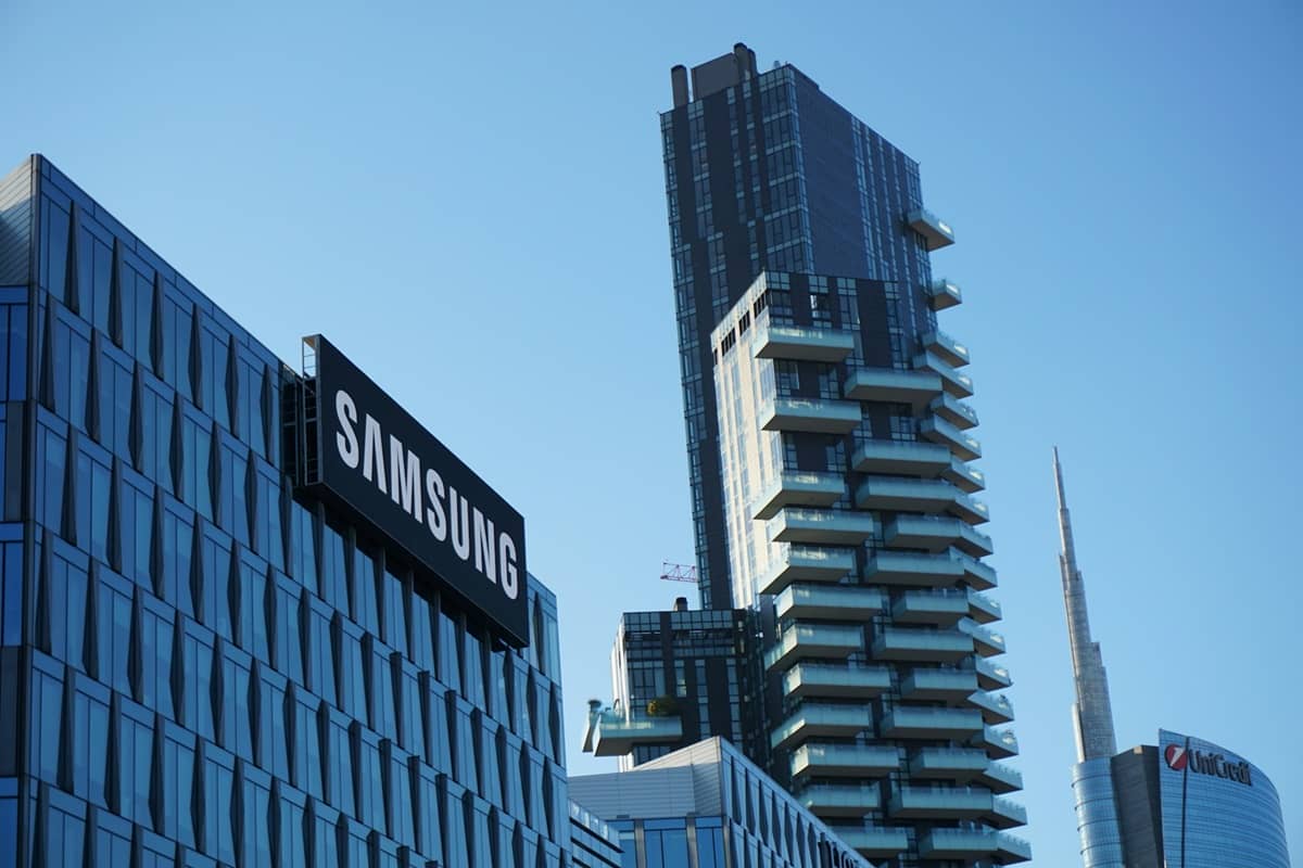 Samsung Shares Top Over 3-Year High 